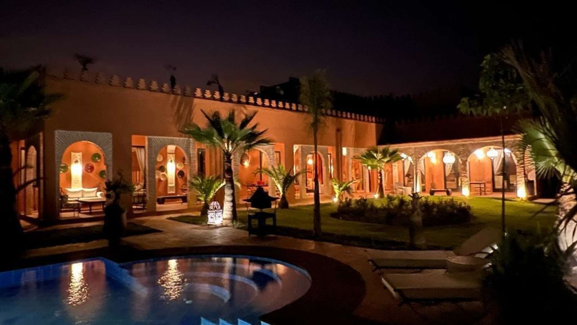 Location de vacances,Villa,Bienvenue à cette maison d'hôtes exclusive à Marrakech, offrant six suites somptueuses,Marrakech,Route d'Ouarzazate