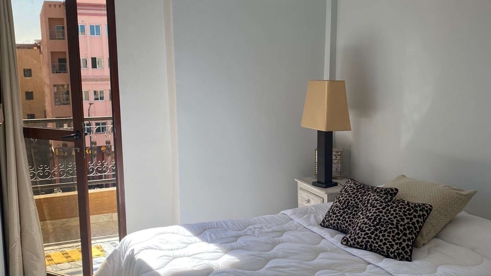 Location longue durée ,Appartement,Appartement moderne meublé avec goût situé sur grand boulevard sans vis-à-vis dans un immeuble calme,Marrakech,Hay Charaf